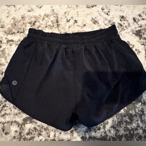 Lululemon 2.5” hotty hot shorts size 6